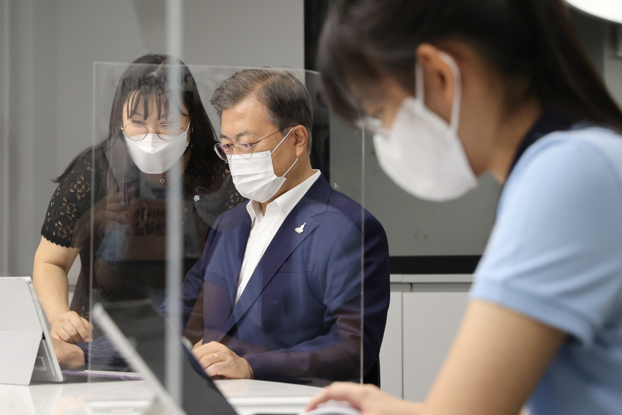 문재인 대통령이 18일 한국판 뉴딜 10대 과제 중 하나인 '그린 스마트스쿨' 현장인 서울 중구 창덕여중을 방문, 일일학생으로 스마트 수업에 참여하고 있다. [연합]