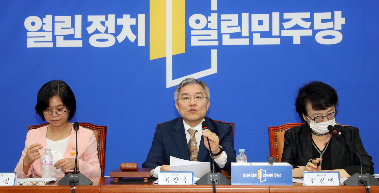 최강욱 열린민주당 대표가 3일 오전 서울 여의도 국회에서 열린 최고위원회의에서 발언하고 있다. [연합]