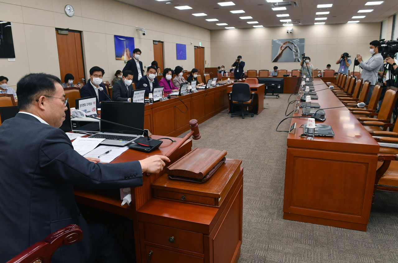 미래통합당 소속 박성중 간사가 18일 국회 과학기술정보방송통신위원회 회의실에서 통합당 의원들만 참석한 가운데 위원장석에 앉아 의사봉을 두드리고 있다. 미래통합당은 한상혁 방통위원장에 대한 긴급현안 질의를 위한 전체회의를 요구했지만 이날 회의실에는 박광온 위원장과 더불어민주당 의원, 방통위원장은 오지 않았다. [ 연합]