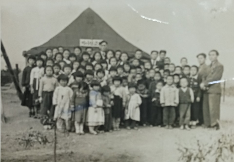 대한민국의 농업과 새마을정신의 근간이 되었고 국민정신교육의 밑거름이 된 가나안농군학교의 교회 전경. 맨 뒷줄 중앙에 서효근 목사. [사진=SDC인터내셔널스쿨]