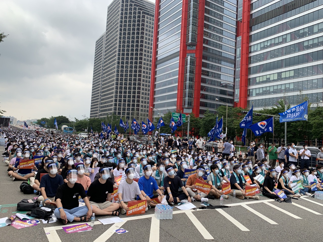 Thousands of doctors marched in protest on Yeouido, central Seoul, on Aug. 14. (Kim Arin/The Korea Herald)