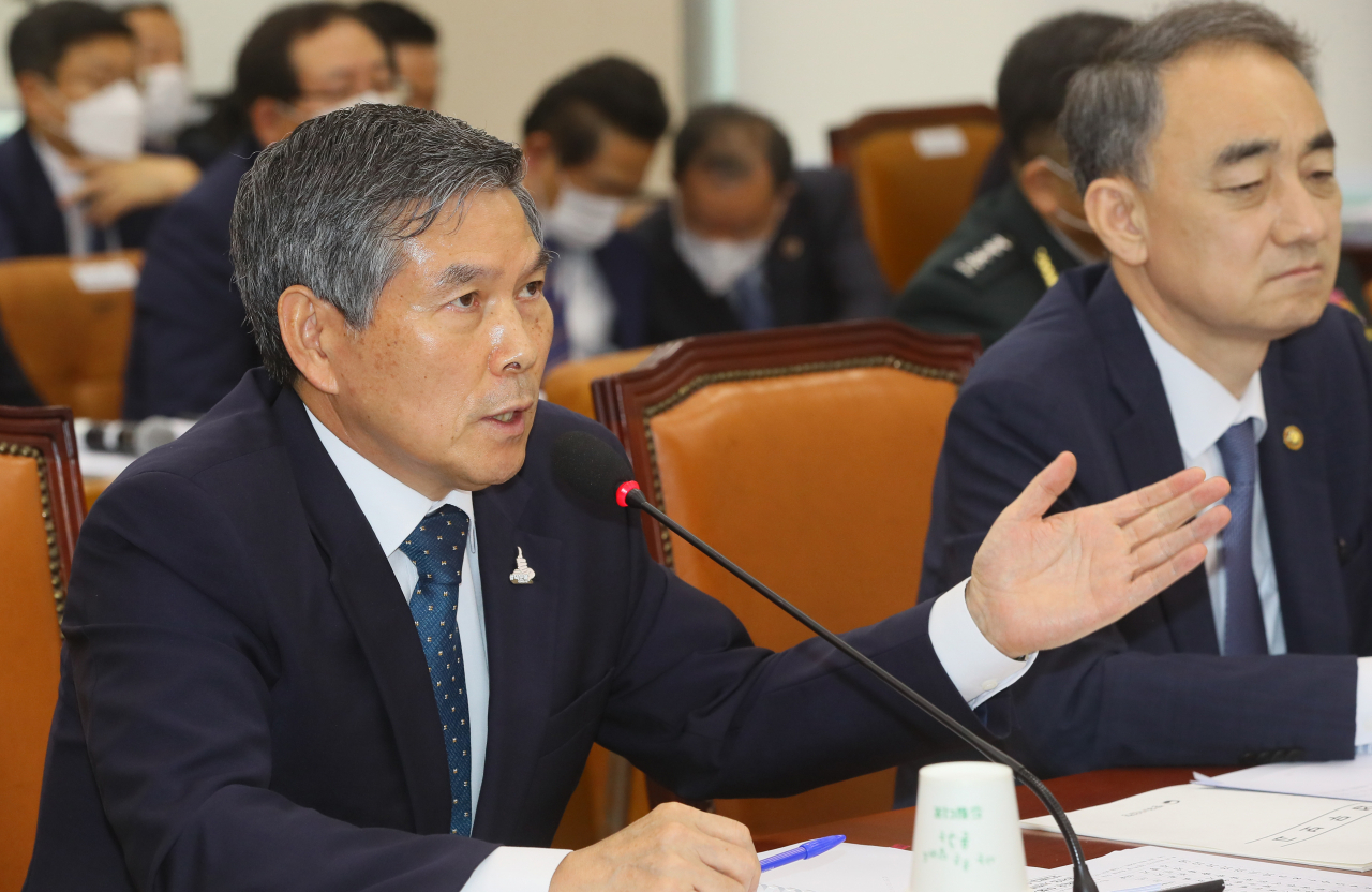 정경두 국방장관이 지난달 국회 국방위원회 전체회의에서 의원들의 질의에 답변하고 있다.[연합]