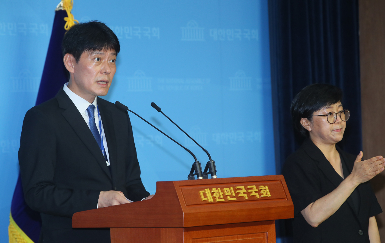 한민수 국회의장 공보수석이 18일 국회 소통관에서 국회의 코로나19 방역 강화 조치에 대해 설명하고 있다. [연합[