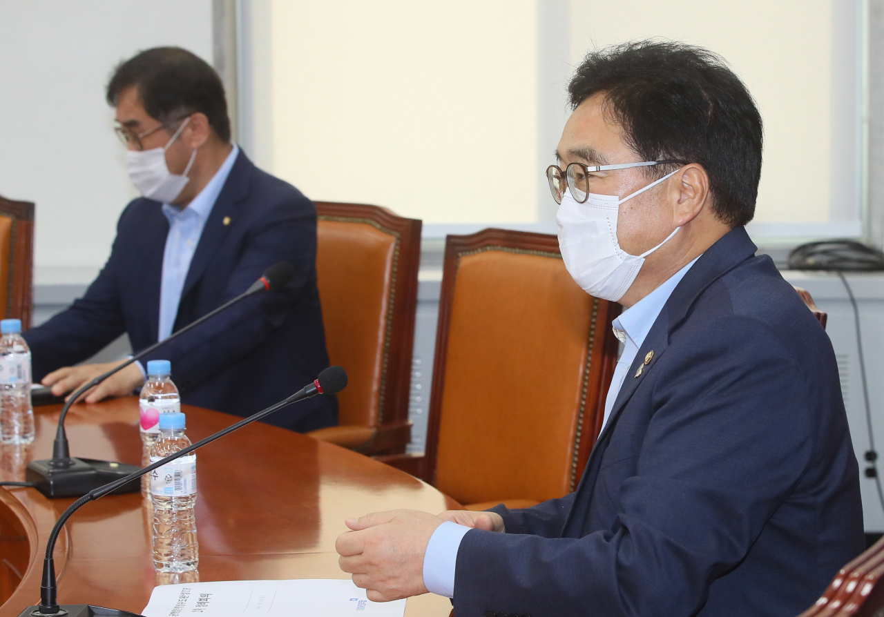 18일 국회에서 열린 더불어민주당 국가균형발전 행정수도 완성 TF 3차 회의에서 우원식 위원장(오른쪽)이 회의 시작을 기다리고 있다. [연합]