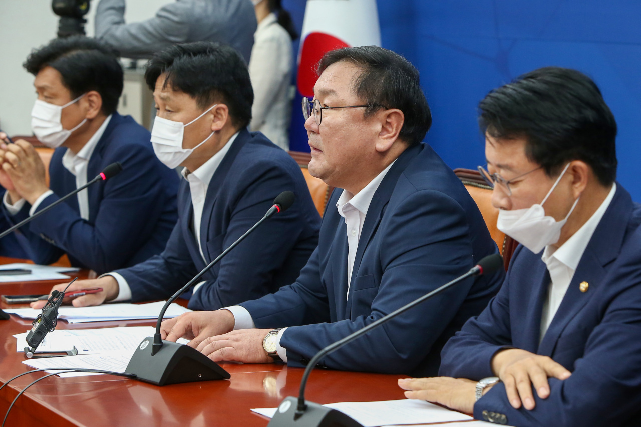 Democratic Party floor leader Rep. Kim Tae-nyeon speaks at a party meeting on Tuesday. Yonhap