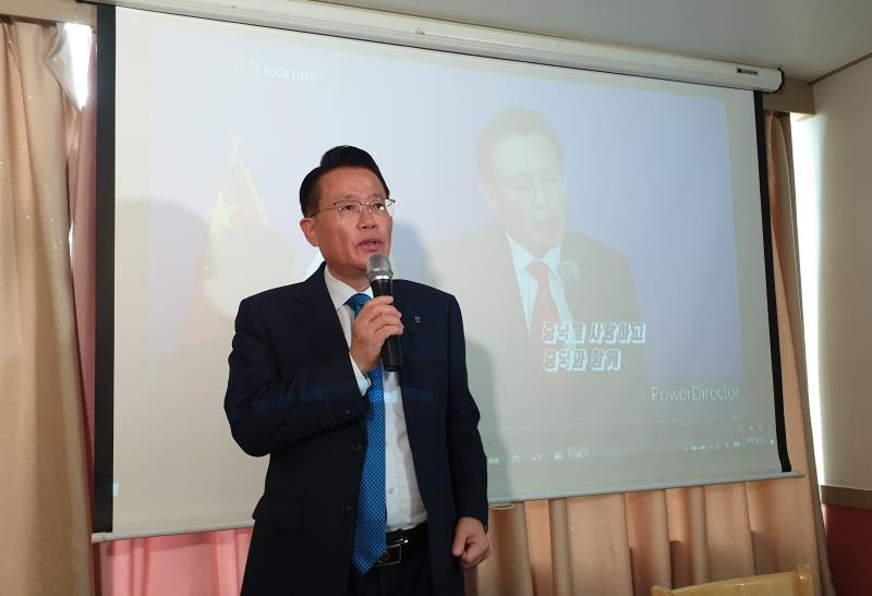 권기식 한중도시우호협회장이 18일 제2회 한·중미디어경제포럼에서 한·중 우호를 위한 미디어의 역할에 대해 강연을 하고 있다.