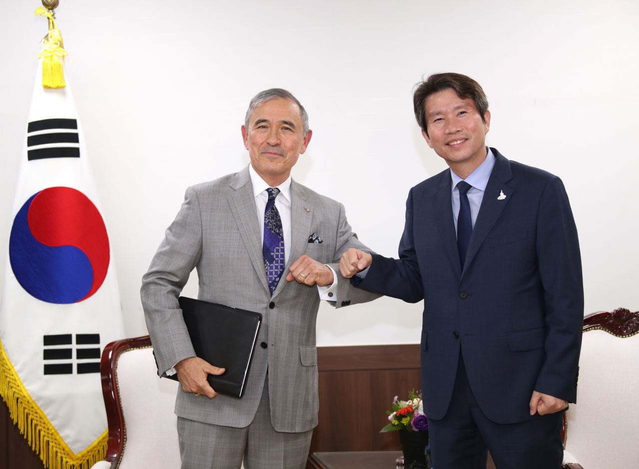 이인영 통일부장관은 18일 정부서울청사에서 취임 후 처음으로 해리 해리스 주한 미국대사를 만난 자리에서 한미 워킹그룹을 2.0버전으로 업그레이드할 필요가 있다고 밝혔다. 이 장관과 해리스 대사가 코로나19 확산 속에서 악수 대신 팔꿈치 인사를 나누고 있다. [연합]