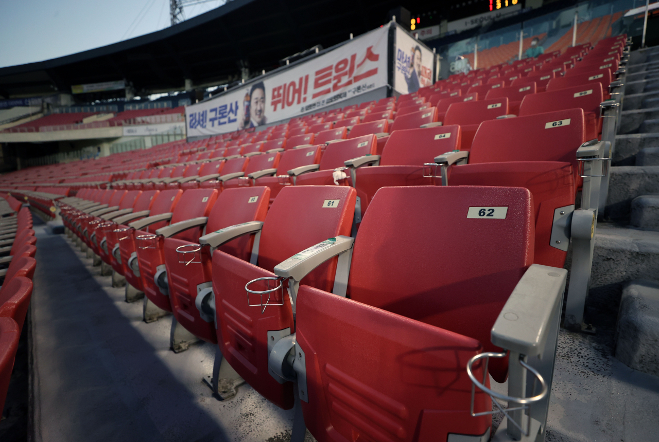 18일 서울 잠실야구장에서 열린 2020 KBO 프로야구 KIA 타이거즈와 LG 트윈스의 경기가 '사회적 거리두기' 2단계에 따라 무관중 경기로 치러지고 있다. 연합뉴스