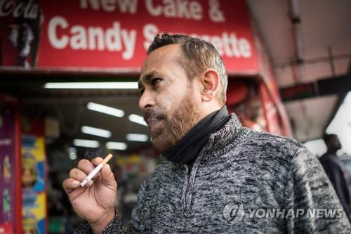 18일 케이프타운에서 한 남성이 판매가 재개된 담배를 피우고 있다.[AFP=연합뉴스]