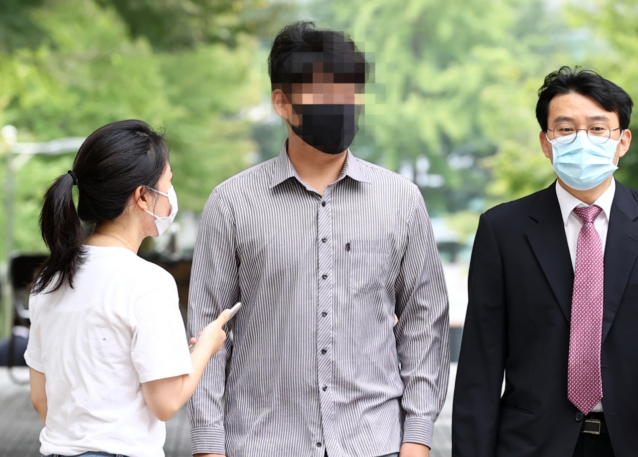 서울 강남 길거리에서 모르는 여성들을 때려 다치게 한 30대 초 남성이 18일 오전 서초구 서울중앙지법에서 열린 구속 전 피의자 심문(영장실질심사)에 출석하고 있다. [연합]
