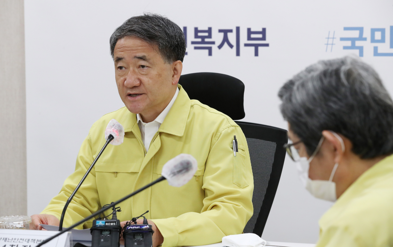 박능후 중앙재난안전대책본부 1차장(보건복지부 장관, 왼쪽)이 18일 오전 세종시 정부세종청사에서 열린 신종 코로나바이러스 감염증(코로나19) 대응 중앙재난안전대책본부 회의를 주재하며 발언하고 있다. 연합뉴스