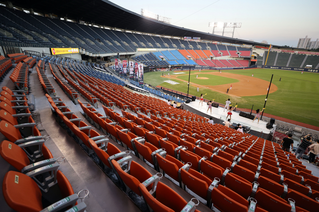 18일 서울 잠실야구장에서 열린 2020 KBO 프로야구 KIA 타이거즈와 LG 트윈스의 경기가 '사회적 거리두기' 2단계에 따라 무관중 경기로 치러지고 있다. [연합]
