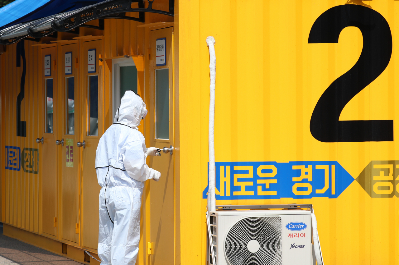 지난 18일 경기도 파주시 경기도의료원 파주병원에서 의료진이 선별진료소 검사실 문을 잠그고 있다. 같은 날 이곳에서 신종 코로나바이러스 감염증(코로나19) 격리 치료 중이던 사랑제일교회 교인인 한 확진자가 탈출했다. [연합]