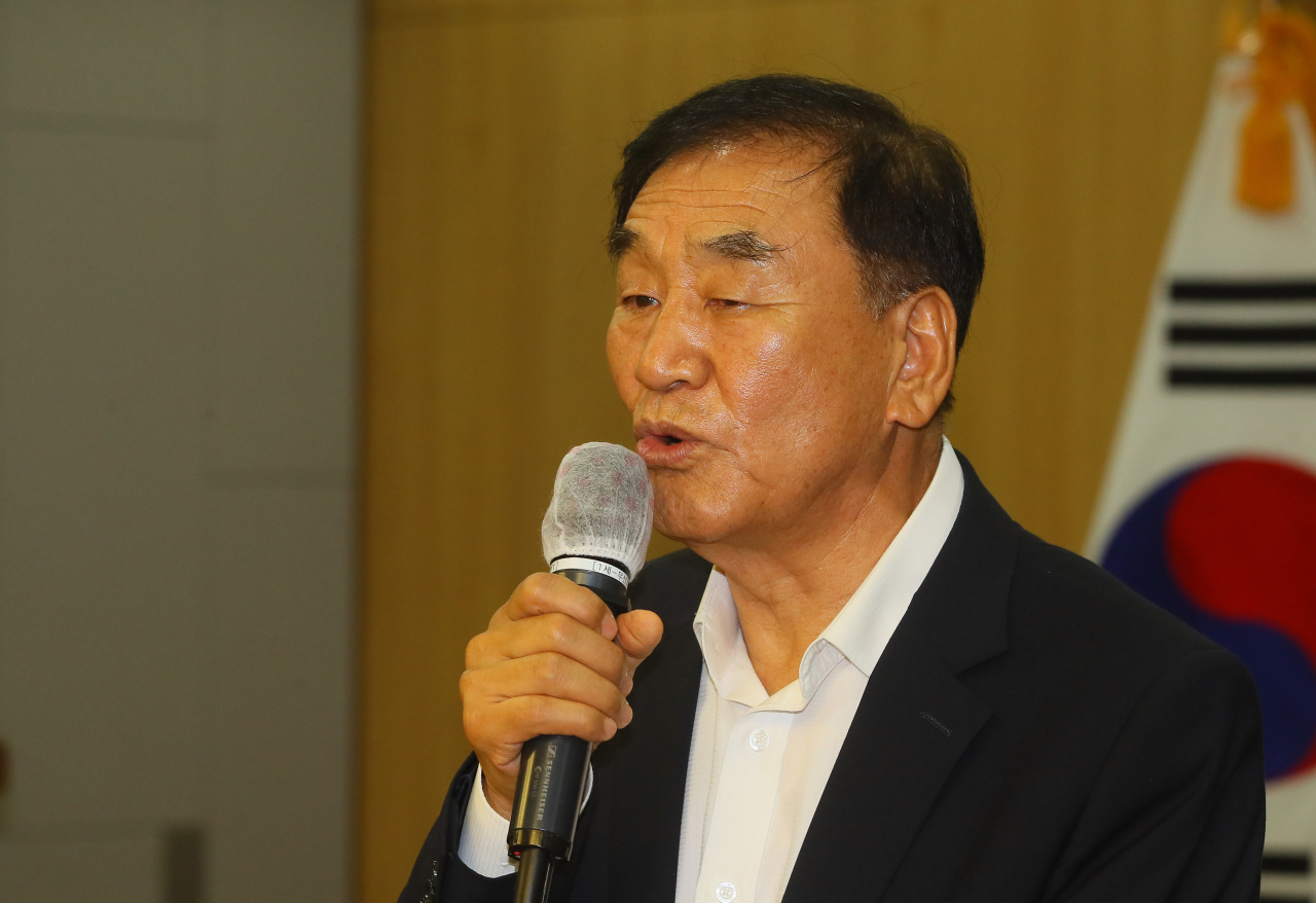 이재오 전 국회의원이 12일 국회 의원회관에서 수도이전반대 범국민투쟁본부 주최로 열린 수도이전 반대 토론회 '수도이전 무엇이 문제인가'에서 발언하고 있다. [연합]