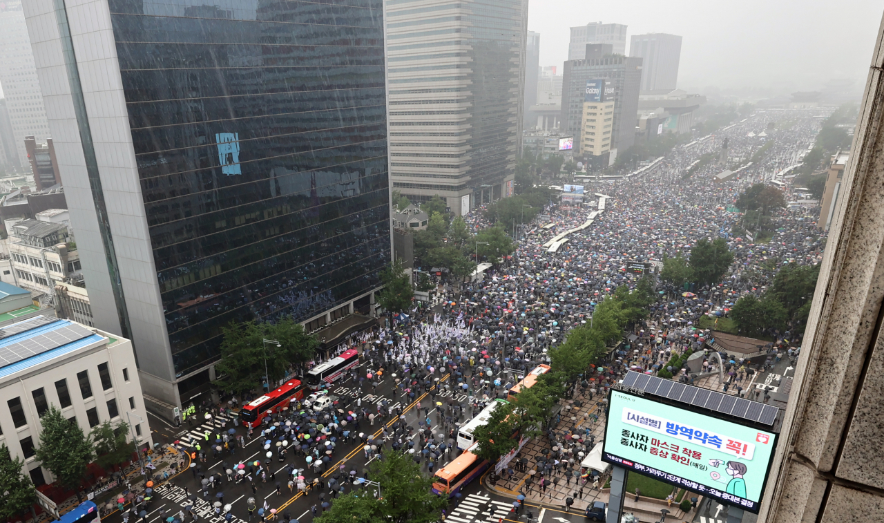 지난 15일 오후 서울 세종대로에서 사랑제일교회·자유연대 등 정부와 여당 규탄 집회 참가자들이 길을 가득 메우고 있다. [연합]