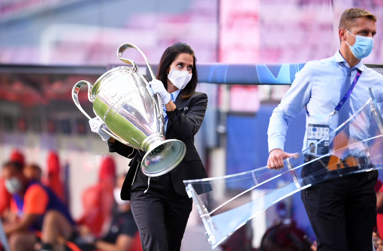 UEFA 스태프가 19일 우승컵을 운반하고 있다. 요즘 여성은 남성보다 더 무거운 것을 들어도 상관없다는 듯한 표정이다. [EPA연합]