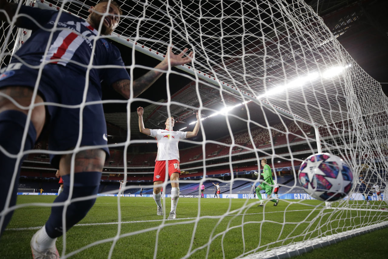 19일 새벽(한국시간) 리스본에서 열린 UEFA 챔스리그 준결승 1경기에서 파리생제르맹의 슈팅이 라이프치히의 골망을 흔들고 있다. [EPA연합]