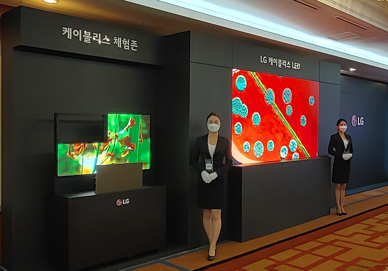 LG전자가 18일 그랜드 인터콘티넨탈 서울 파르나스 호텔에서 ‘LED 사이니지 테크 세미나’를 개최했다. 행사장 내부에 마련된 마이크로 LED 사이니지, 케이블리스 콘셉트의 LED 사이니지, 투명 터치 OLED 사이니지 등 체험공간 모습. [LG전자 제공]
