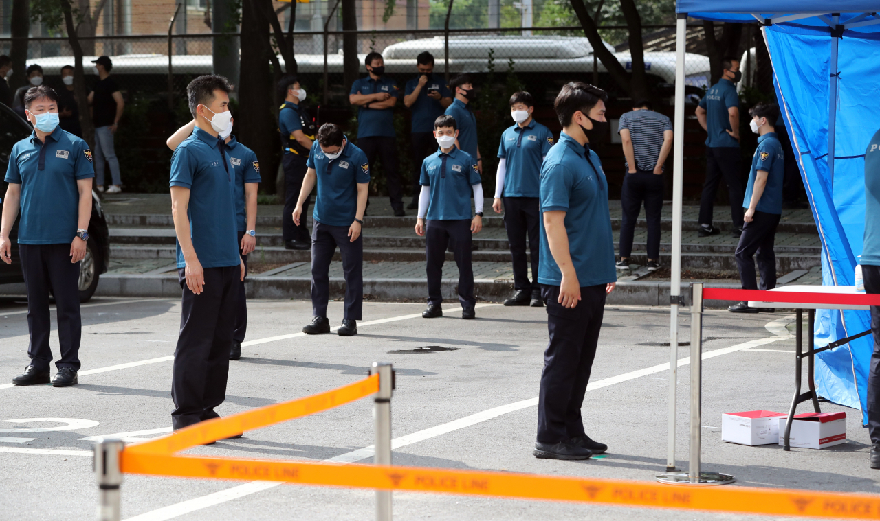지난 15일 서울 도심에서 열린 집회에서 질서유지를 담당했던 경찰 관계자 등이 19일 서울 중구 서울지방경찰청 기동본부에 차려진 선별진료소에서 코로나19 검사를 받기위해 대기하고 있다. 연합뉴스