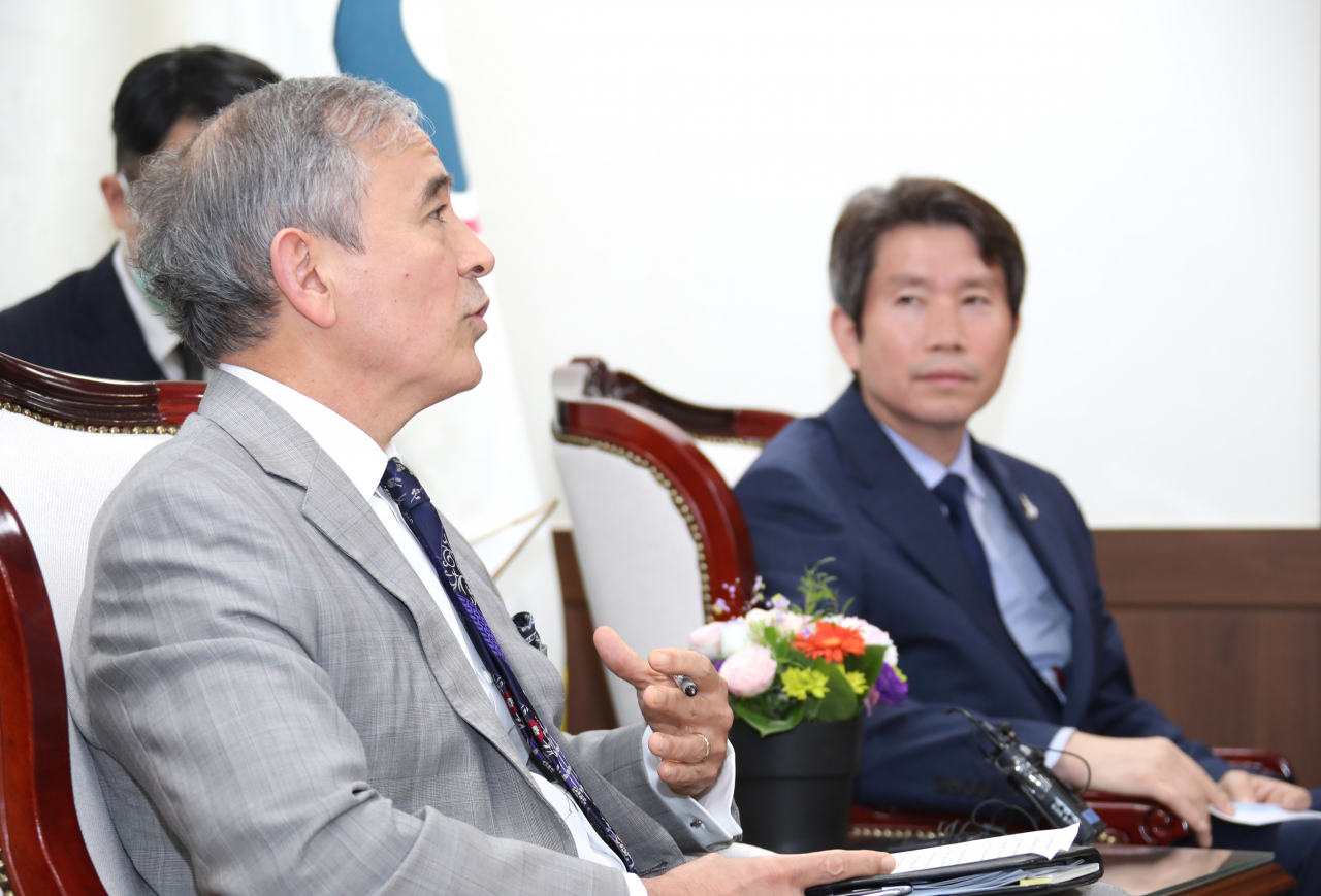 미국 국무부는 18일(현지시간) 이인영 통일부장관이 한미 워킹그룹 조정·재편을 제안한 데 대해 워킹그룹은 한미 간 비핵화와 대북제재 이행, 남북협력 조율을 강화하기 위한 것이라는 원론적 입장만을 밝혔다. 이 장관은 18일 해리 해리스 주한미국대사 접견에서 워킹그룹 2.0버전 업그레이드를 제안했다. [연합]
