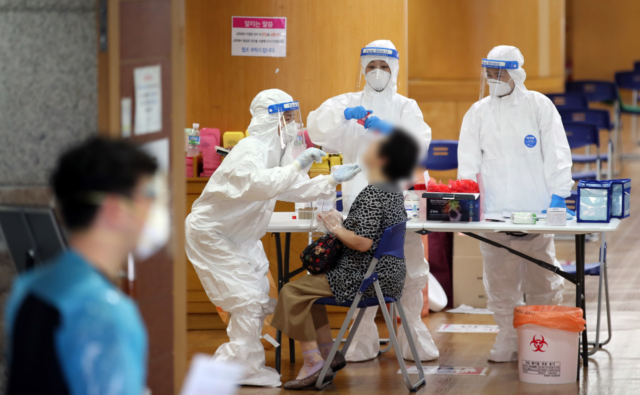19일 오전 서울 중랑구 금란교회에 설치된 선별진료소에서 교인이 신종 코로나바이러스 감염증(코로나19) 검사를 받고 있다. 중랑구와 금란교회 등에 따르면 사랑제일교회 방문자로 확진 판정을 받은 금란교회 교인 A씨가 지난 12일 저녁과 13&sim;14일 새벽에 금란교회 예배에 참석한 것으로 확인됐다. [연합]