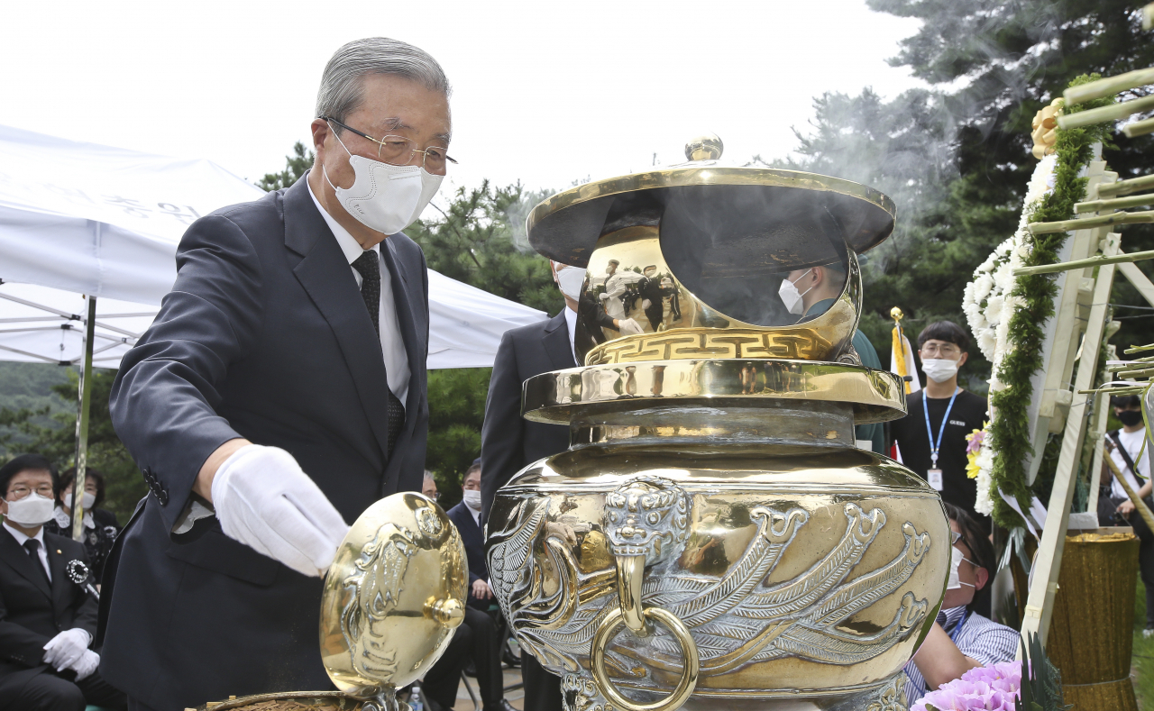 고 김대중 전 대통령 서거 11주기 추도식이 18일 오전 국립서울현충원 김 전 대통령 묘역에서 열렸다. 미래통합당 김종인 비상대책위원장이 헌화·분향하고 있다. [연합]