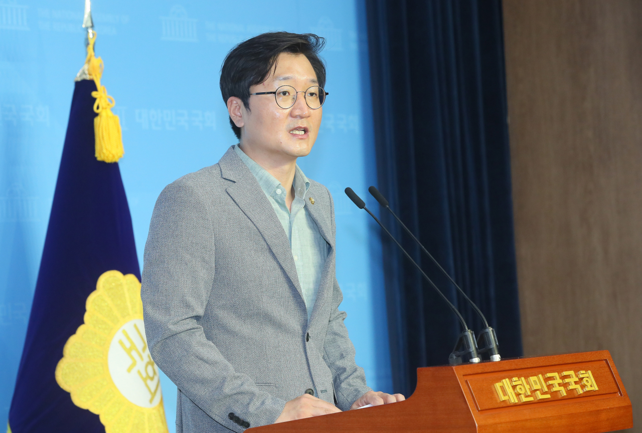 장철민 더불어민주당 전국대의원대회준비위원회 대변인이 19일 국회 소통관에서 새 지도부를 선출하는 전당대회를 오는 29일 예정대로 실시하되 장소는 당사로 변경한다고 밝히고 있다. [연합]