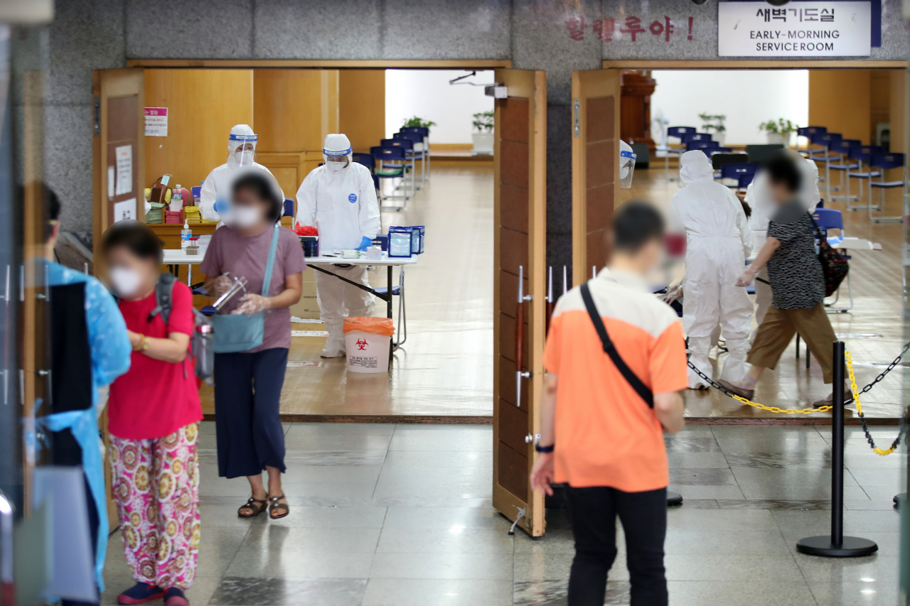 19일 오전 서울 중랑구 금란교회에 설치된 선별진료소에서 교인이 신종 코로나바이러스 감염증(코로나19) 검사를 받고 있다. 중랑구와 금란교회 등에 따르면 사랑제일교회 방문자로 확진 판정을 받은 금란교회 교인 A씨가 지난 12일 저녁과 13&sim;14일 새벽에 금란교회 예배에 참석한 것으로 확인됐다. 연합뉴스