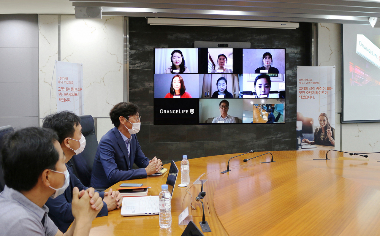 오렌지라이프가 18일 서울시 중구 오렌지센터에서 김태환 부사장(오른쪽 첫번재) 등 임직원이 참석한 가운데 ‘2020 고객컨설턴트’ 온택트 발대식을 진행하고 있다. 출처=오렌지라이프.