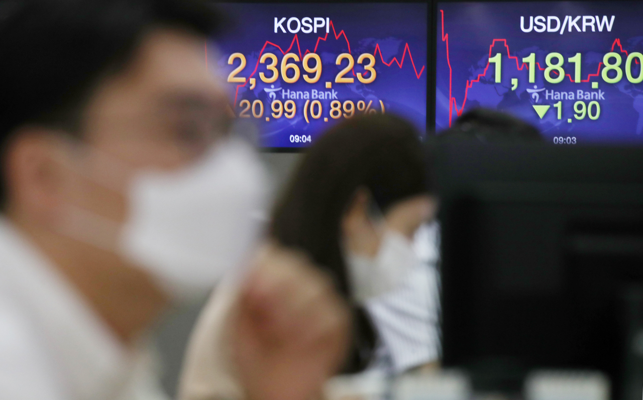 전날 2% 이상 급락했던 코스피가 상승세로 출발한 19일 오전 서울 중구 하나은행 본점 딜링룸에서 직원이 업무를 보고 있다. 연합뉴스