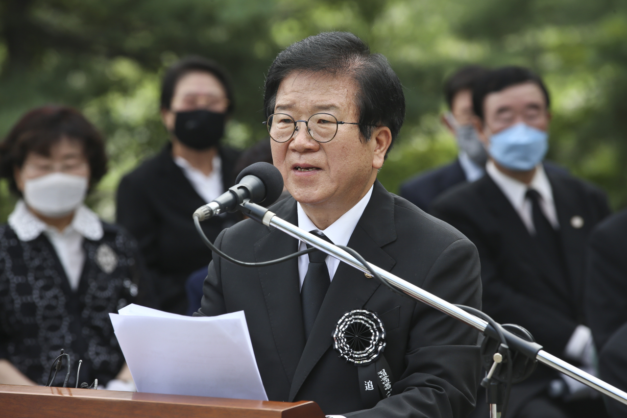 박병석 국회의장이 18일 오전 국립서울현충원에서 열린 고 김대중 전 대통령 서거 11주기 추도식에서 추도사를 하고 있다. [연합]