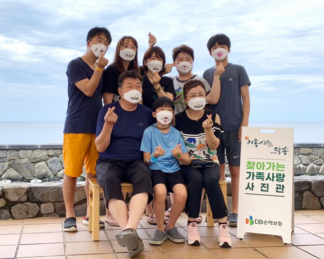 DB손해보험이 지난 16일 강원도 양양에서 휴가온 가족들에게 무료로 가족사진을 촬영해주고 액자를 만들어주는 캠페인을 진행했다. 출처=DB손해보험.