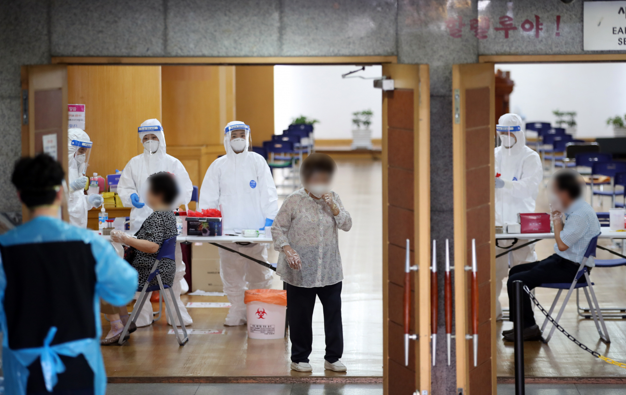 19일 오전 서울 중랑구 금란교회에 설치된 선별진료소에서 교인이 신종 코로나바이러스 감염증(코로나19) 검사를 받고 있다. [연합]