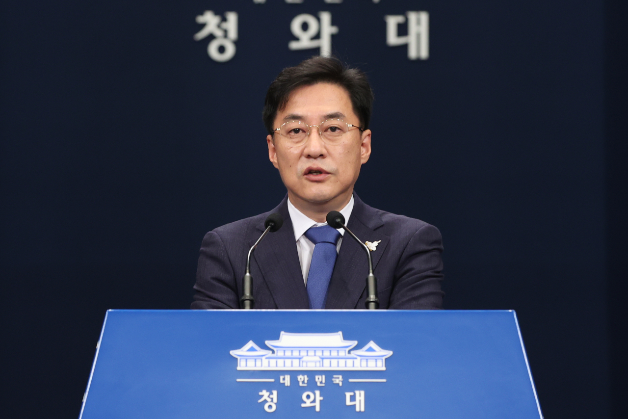 강민석 청와대 대변인이 지난 19일 청와대에서 양제츠 중국 공산당 외교담당 정치국원의 방한과 관련해 브리핑하고 있다. [연합]