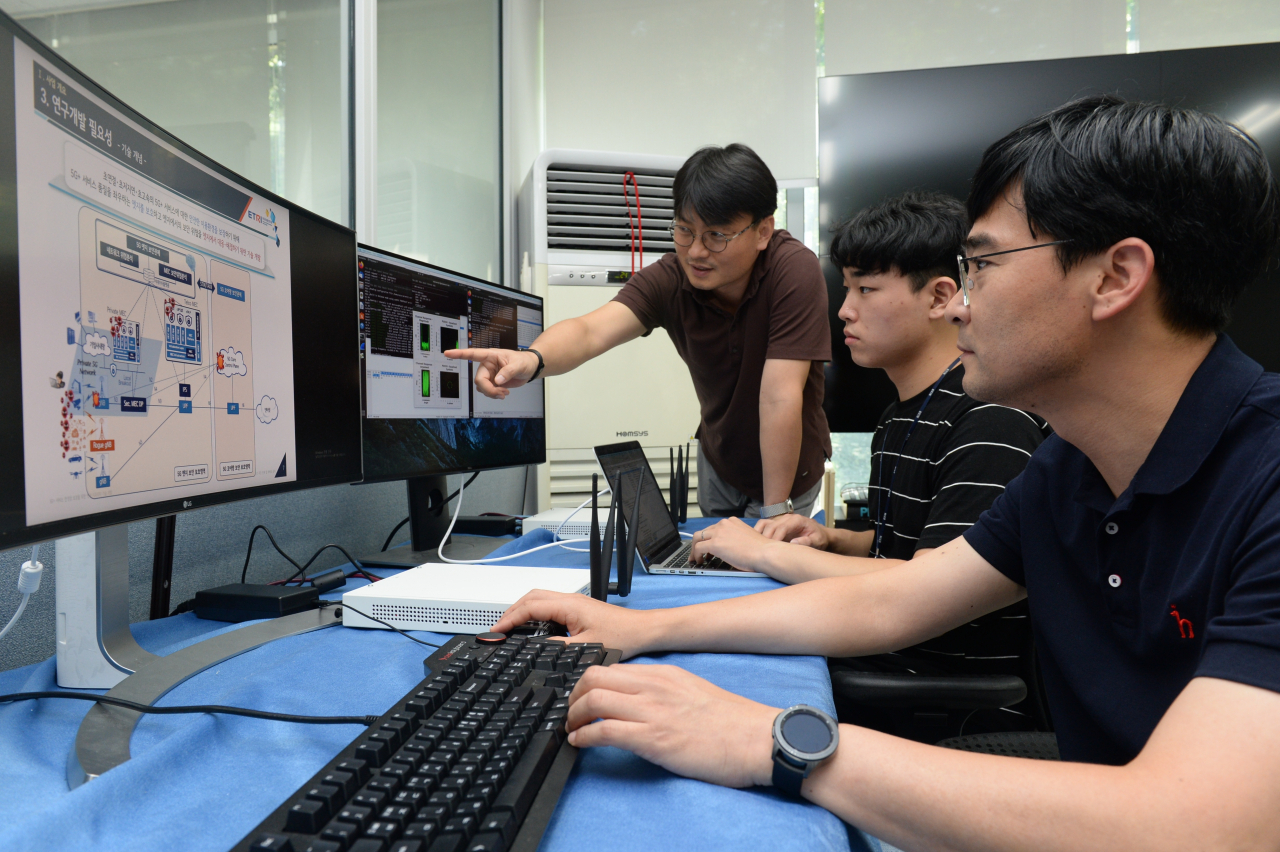 ETRI 연구진들이 5G 엣지 보안 취약점을 검증하기 위해 테스트베드를 점검하는 모습.(ETRI 제공)