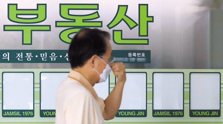 서울 송파구의 한 상가 부동산중개업소 모습. [연합]