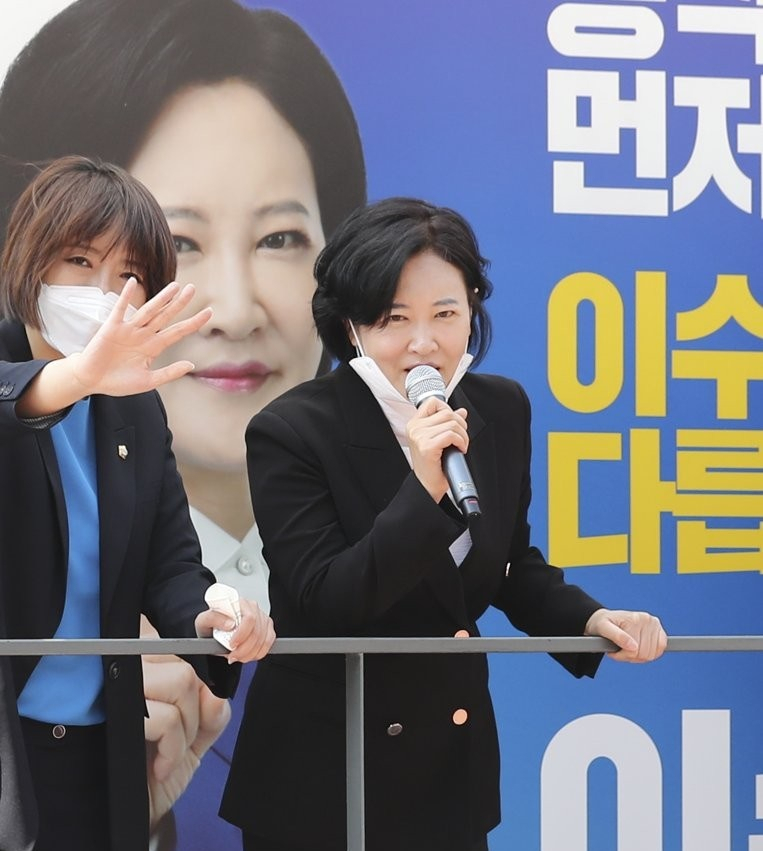 이수진(오른쪽) 더불어민주당 의원. [연합]