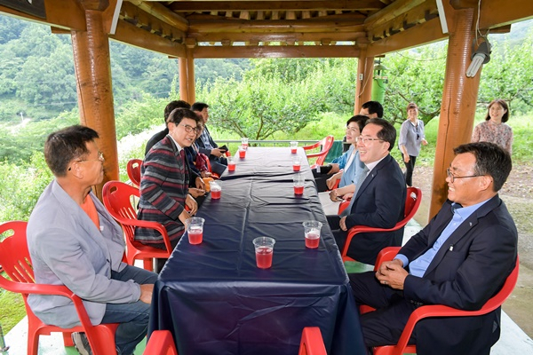 가수 설운도가 지난 6월 순천시 황전면 상평마을을 찾아 마을 주민들과 얘기꽃을 나누고 있다. [순천시 제공]