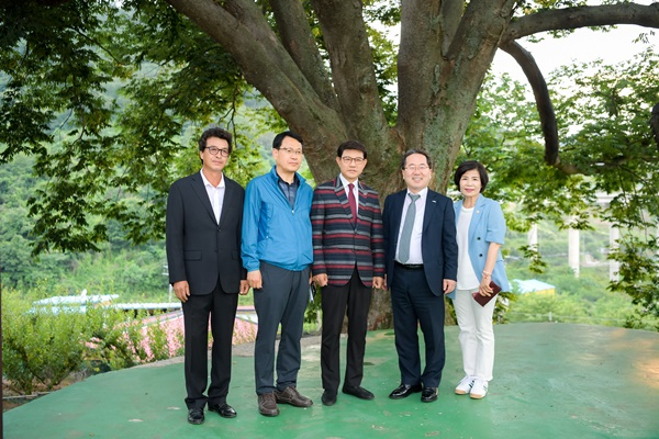 가수 설운도(가운데)와 허석 순천시장(왼쪽에서 네번째)을 비롯한 일행이 지난 6월 상평마을에서 기념촬영하고 있다. [순천시 제공]