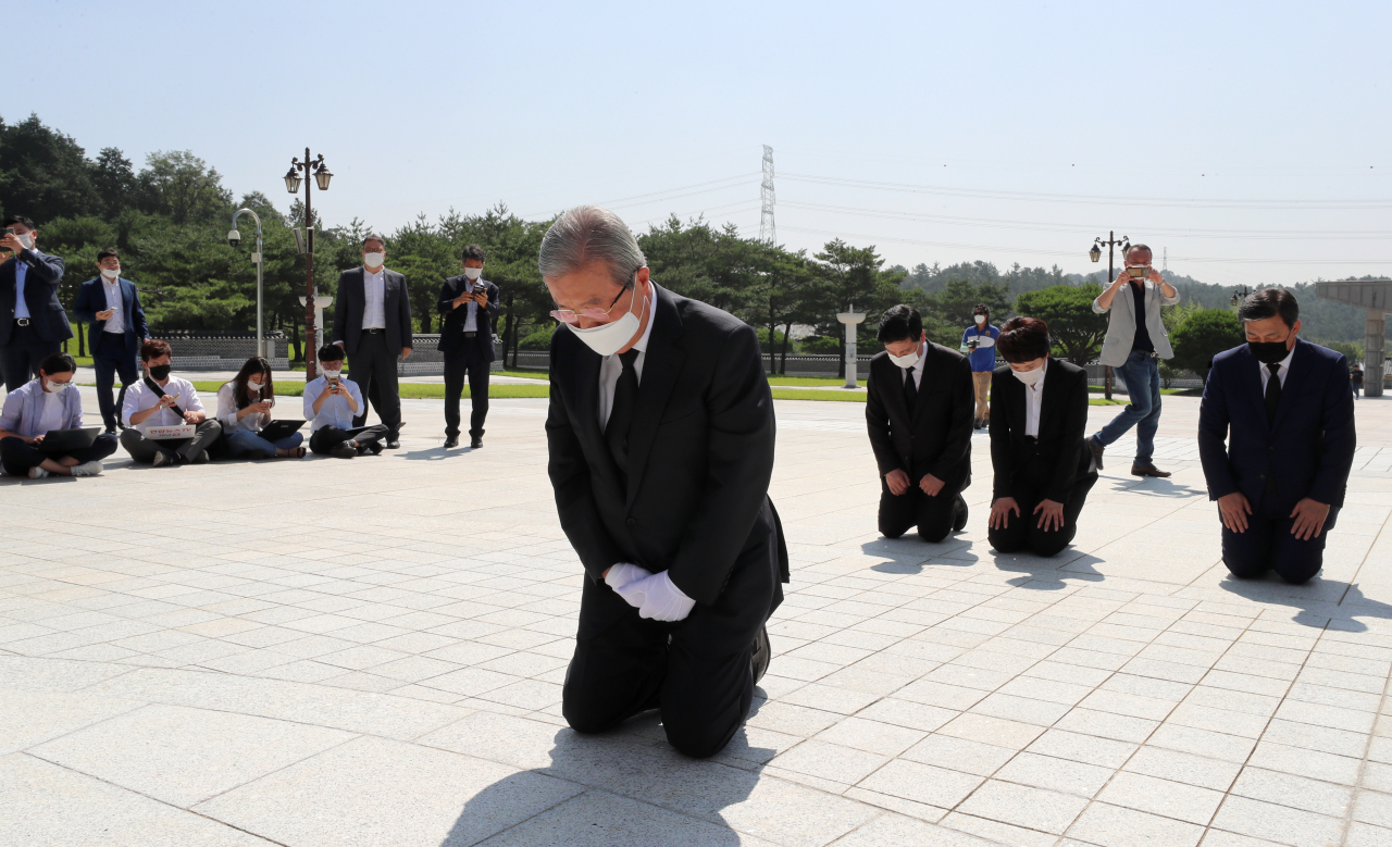 김종인 미래통합당 비상대책위원장이 19일 오전 광주 북구 국립 5·18 민주묘지를 당 관계자들과 함께 참배하고 있다. [연합]