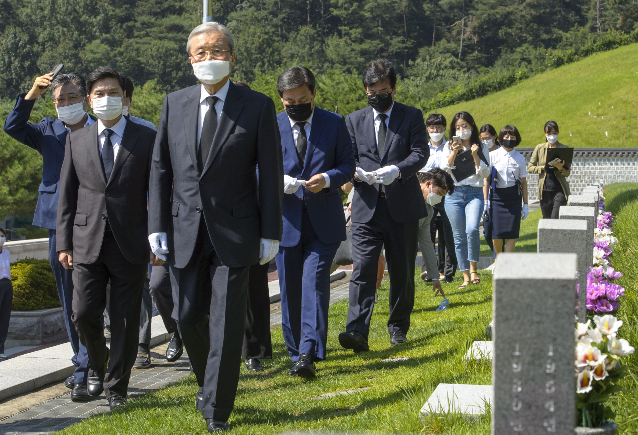 김종인 미래통합당 비상대책위원장이 19일 오전 광주 북구 국립 5·18 민주묘지를 참배하고 있다. [연합]