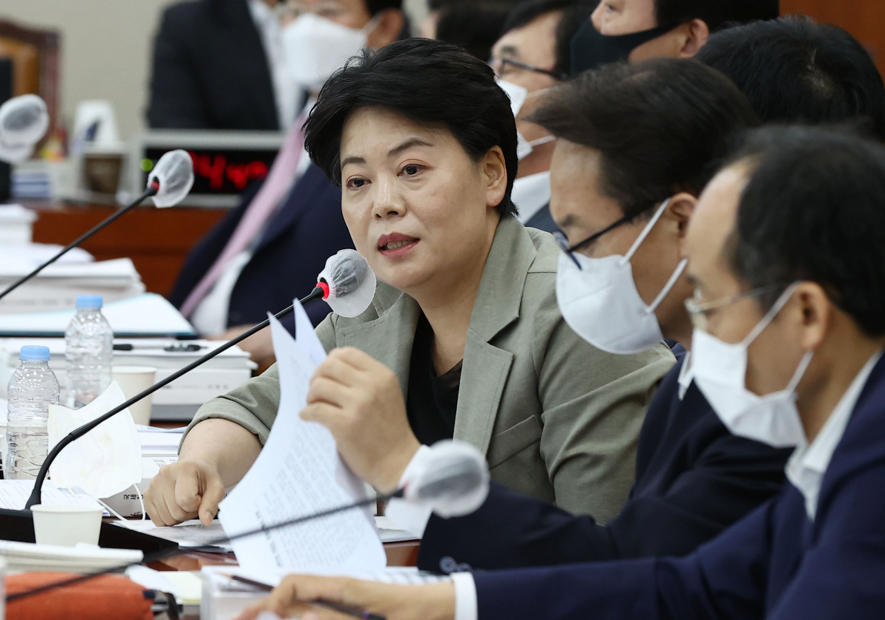 윤희숙 미래통합당 의원이 19일 국회 기획재정위원회에서 열린 국세청장 후보자 인사청문회에서 질의하고 있다. [연합]