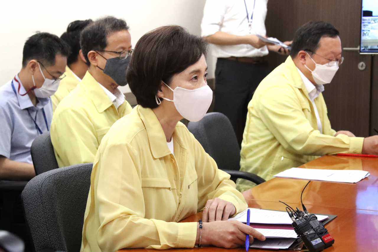 유은혜 부총리 겸 교육부 장관이 19일 정부서울청사에서 ‘사회적 거리두기’ 2단계 격상에 따른 후속 조치를 논의하기 위해 전국 시·도 교육감들과 화상회의를 하며 발언하고 있다. [연합]