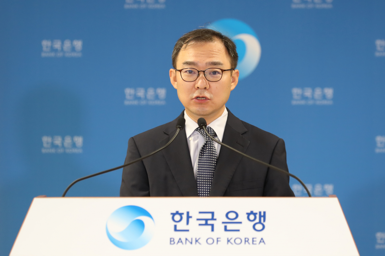 송재창 한국은행 경제통계국 금융통계팀장이 19일 오전 서울 중구 한국은행에서 2020년 2/4분기중 가계신용(잠정)의 주요 특징을 설명하고 있다. [제공 한국은행]