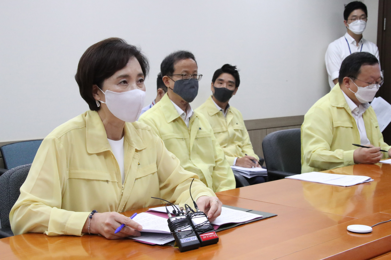유은혜 부총리 겸 교육부 장관이 19일 정부서울청사에서 ‘사회적 거리두기’ 2단계 격상에 따른 후속 조치를 논의하기 위해 전국 시·도교육감들과 화상회의를 하며 발언하고 있다. [연합]