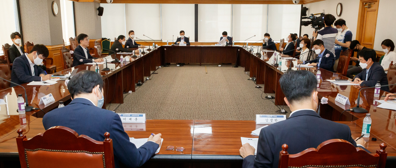 손병두 금융위 부위원장(왼쪽 중앙)이 19일 서울 중구 은행연합회에서 금융리스크 대응반 회의를 주재, 모두발언을 하고 있다. [사진=금융위]