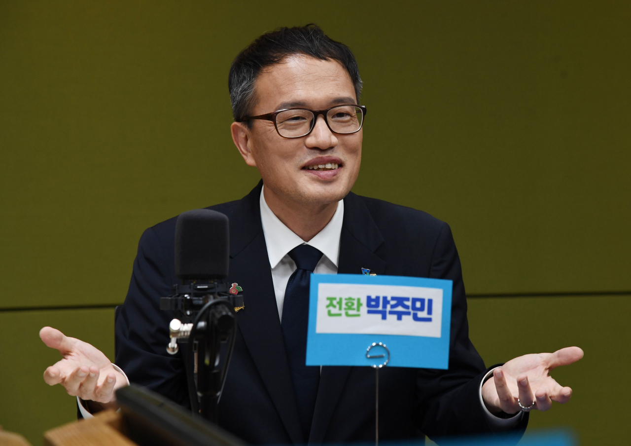 더불어민주당 당대표 경선에 출마한 박주민 후보가 18일 오후 서울 양천구 CBS사옥에서 진행된 CBS 라디오 '시사자키 정관용입니다'에 출연, 후보들과 토론하고 있다. [연합]