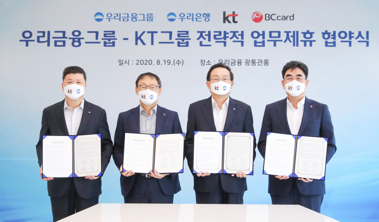 19일 서울 중구에 위치한 우리은행 본점에서 열린 우리금융그룹-KT그룹 업무 협약식에서 각 기업 관계자들이 협약을 맺고 기념 촬영을 하고 있다. 사진은 손태승 우리금융그룹 회장, 구현모 KT그룹 대표이사(왼쪽 두 번째), 권광석 우리은행장(왼쪽), 이동면 BC카드 사장. [사진=우리은행 제공]