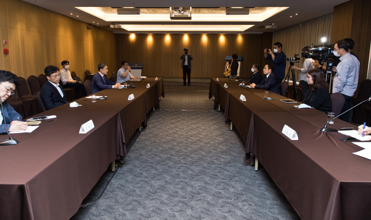 박능후 보건복지부 장관과 최대집 대한의사협회 회장이 19일 오후 서울 중구 코리아나호텔에서 열린 '보건복지부-대한의사협회 긴급 간담회'를 하고 있다. 연합뉴스