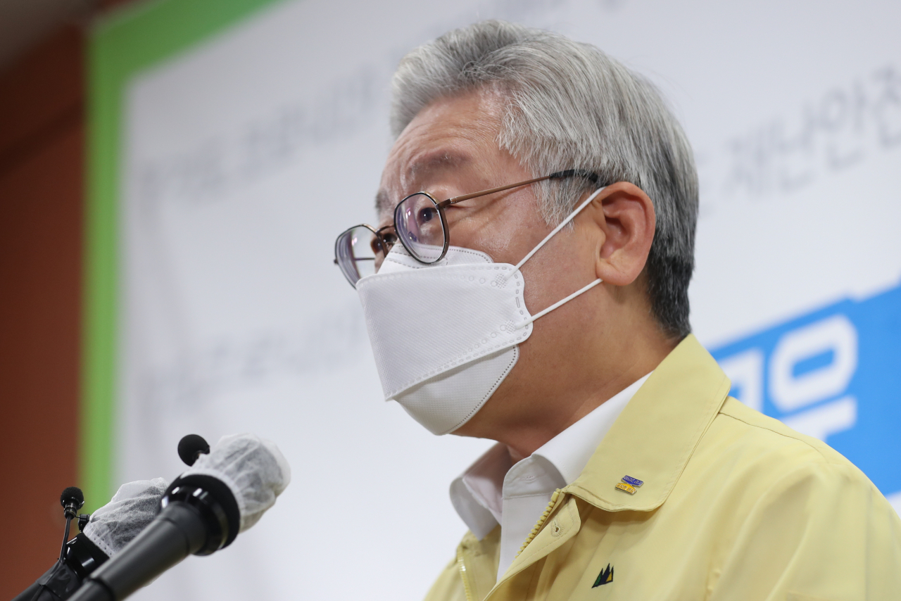 이재명 경기도지사가 14일 오후 경기 수원시 경기도청 브리핑룸에서 기자회견을 열고 도내 모든 종교시설에 대해 2주간 집합제한 행정명령을 내리는 내용에 대해 밝히고 있다. [연합]